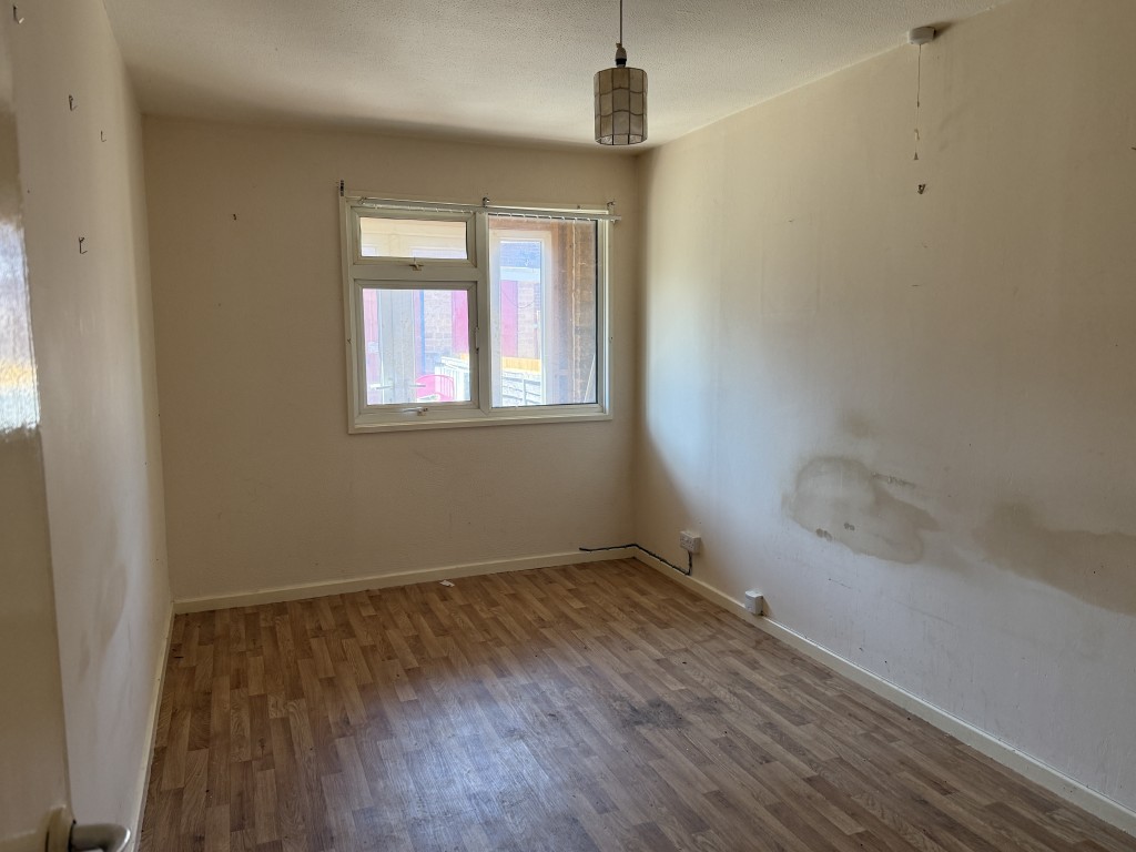 Lot: 45 - BUNGALOW FOR IMPROVEMENT - Bedroom in Bungalow in Need of Improvement